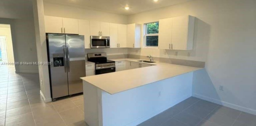 Дом в Майами, Флорида 3 спальни № 1957119