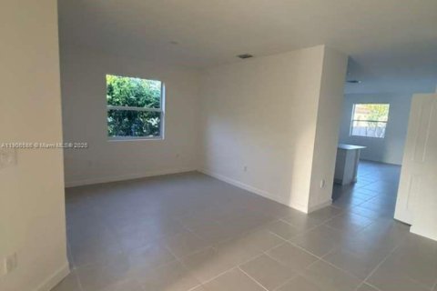 Снять в аренду виллу или дом в Майами, Флорида 3 спальни, № 1957119 - фото 2