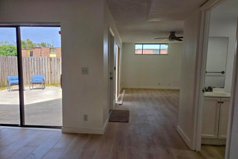 Townhouse in Palm Springs, Florida 2 bedrooms, 109.9 sq.m. № 2261304 - photo 13