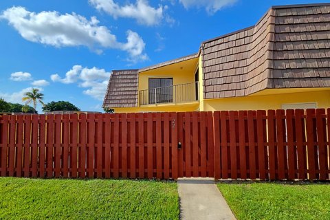 Townhouse in Palm Springs, Florida 2 bedrooms, 109.9 sq.m. № 2261304 - photo 2