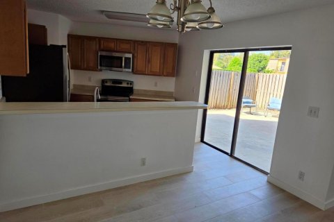 Townhouse in Palm Springs, Florida 2 bedrooms, 109.9 sq.m. № 2261304 - photo 10