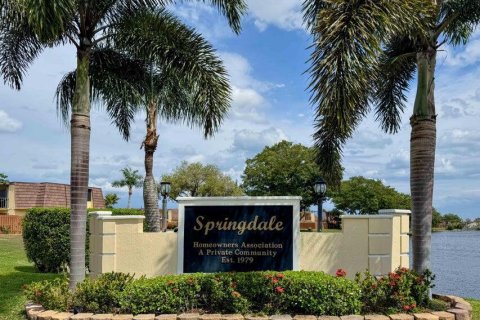 Townhouse in Palm Springs, Florida 2 bedrooms, 109.9 sq.m. № 2261304 - photo 4