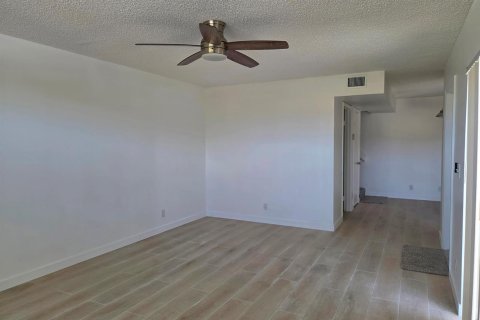 Townhouse in Palm Springs, Florida 2 bedrooms, 109.9 sq.m. № 2261304 - photo 8