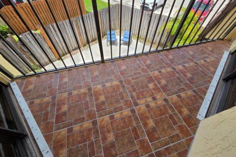 Townhouse in Palm Springs, Florida 2 bedrooms, 109.9 sq.m. № 2261304 - photo 22