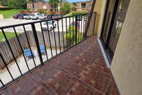 Townhouse in Palm Springs, Florida 2 bedrooms, 109.9 sq.m. № 2261304 - photo 23