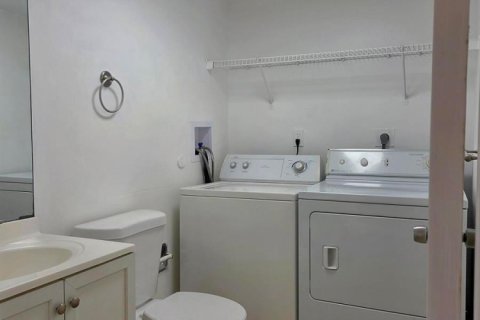 Townhouse in Palm Springs, Florida 2 bedrooms, 109.9 sq.m. № 2261304 - photo 12