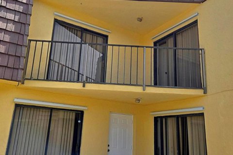 Townhouse in Palm Springs, Florida 2 bedrooms, 109.9 sq.m. № 2261304 - photo 3