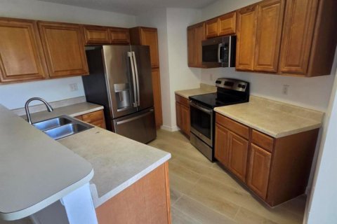 Townhouse in Palm Springs, Florida 2 bedrooms, 109.9 sq.m. № 2261304 - photo 11