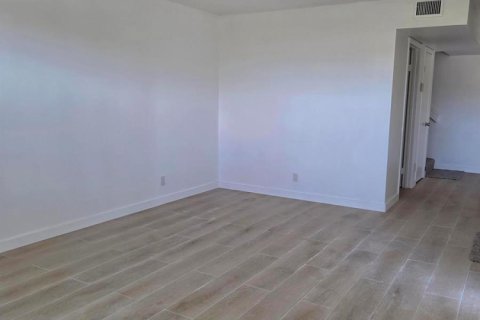 Townhouse in Palm Springs, Florida 2 bedrooms, 109.9 sq.m. № 2261304 - photo 6
