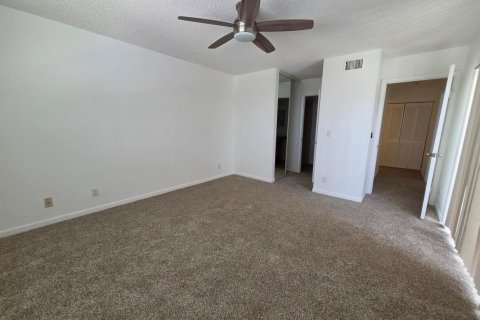Townhouse in Palm Springs, Florida 2 bedrooms, 109.9 sq.m. № 2261304 - photo 24