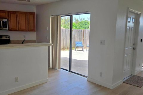 Townhouse in Palm Springs, Florida 2 bedrooms, 109.9 sq.m. № 2261304 - photo 15