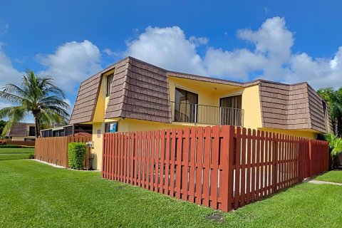 Townhouse in Palm Springs, Florida 2 bedrooms, 109.9 sq.m. № 2261304