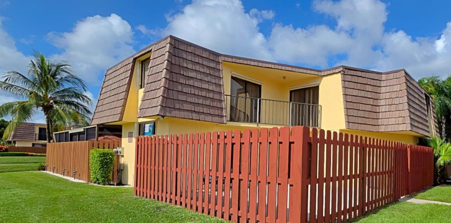 Townhouse in Palm Springs, Florida 2 bedrooms, 109.9 sq.m. № 2261304
