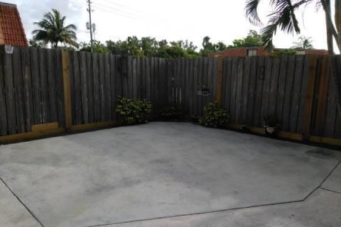 Townhouse in Palm Springs, Florida 2 bedrooms, 109.9 sq.m. № 2261304 - photo 5