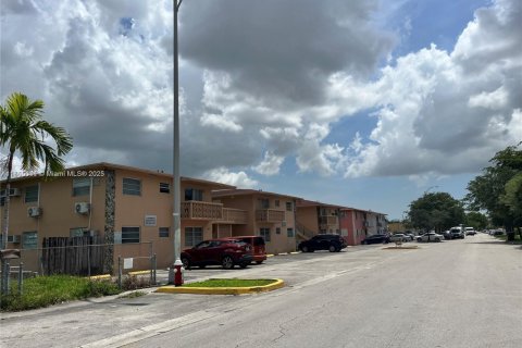 Propiedad comercial en venta en Hialeah, Florida № 1979347 - foto 7