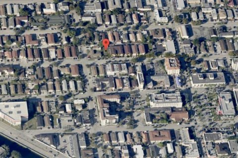 Propiedad comercial en venta en Hialeah, Florida № 1979347 - foto 2