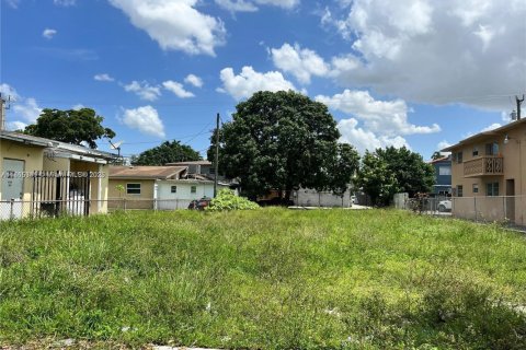 Propiedad comercial en venta en Hialeah, Florida № 1979347 - foto 5