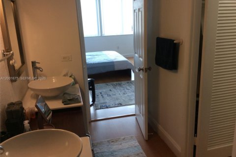 Condo in Miami Beach, Florida, 1 bedroom  № 2065852 - photo 13