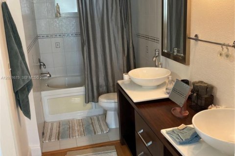 Condo in Miami Beach, Florida, 1 bedroom  № 2065852 - photo 10