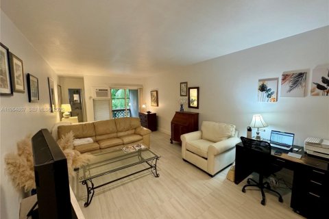 Studio in the Condo in Coral Gables, Florida  № 2081155