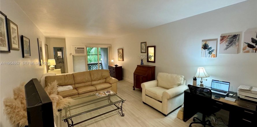 Studio in the Condo in Coral Gables, Florida № 2081155