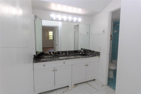 Condo in Sunrise, Florida, 2 bedrooms  № 1896638 - photo 12