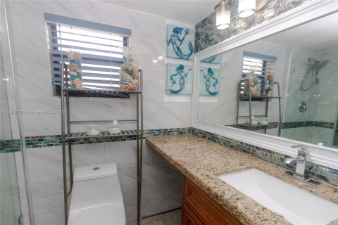 Condo in Sunrise, Florida, 2 bedrooms  № 1896638 - photo 15