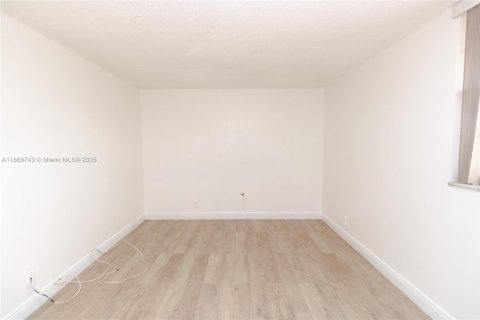 Condo in Sunrise, Florida, 2 bedrooms  № 1896638 - photo 8