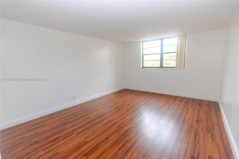 Condo in Sunrise, Florida, 2 bedrooms  № 1896638 - photo 9