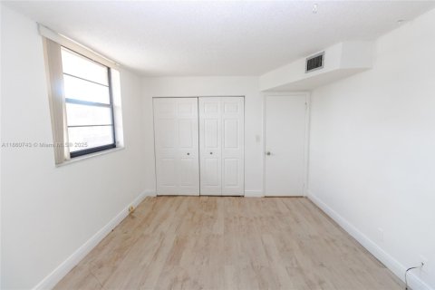 Condo in Sunrise, Florida, 2 bedrooms  № 1896638 - photo 7