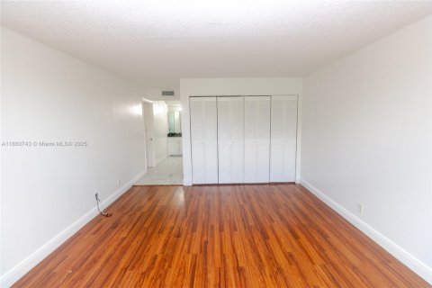 Condo in Sunrise, Florida, 2 bedrooms  № 1896638 - photo 11