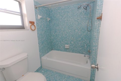 Condo in Sunrise, Florida, 2 bedrooms  № 1896638 - photo 13