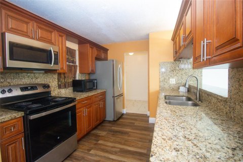 Condo in Sunrise, Florida, 2 bedrooms  № 1896638 - photo 1