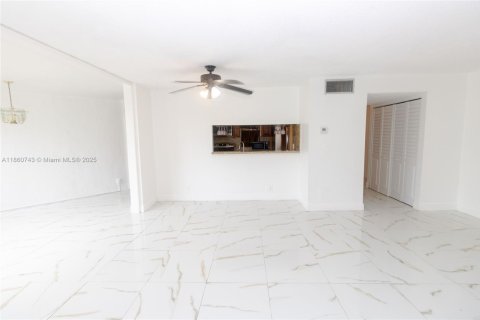 Condo in Sunrise, Florida, 2 bedrooms  № 1896638 - photo 6