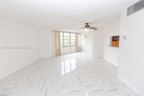 Condo in Sunrise, Florida, 2 bedrooms  № 1896638 - photo 3