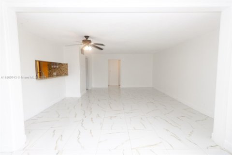Condo in Sunrise, Florida, 2 bedrooms  № 1896638 - photo 4