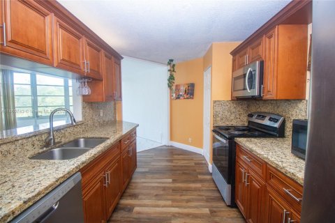 Condo in Sunrise, Florida, 2 bedrooms  № 1896638 - photo 2
