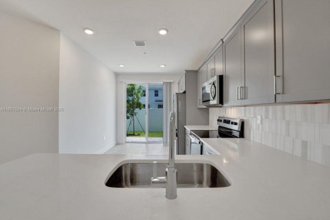 Touwnhouse à louer à Pembroke Pines, Floride: 4 chambres, 179.49 m2 № 1889035 - photo 27