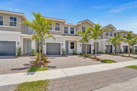Touwnhouse à louer à Pembroke Pines, Floride: 4 chambres, 179.49 m2 № 1889035 - photo 4