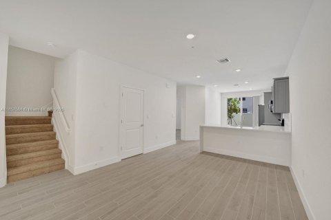 Touwnhouse à louer à Pembroke Pines, Floride: 4 chambres, 179.49 m2 № 1889035 - photo 17