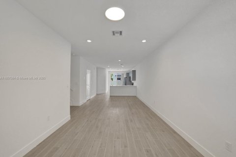 Touwnhouse à louer à Pembroke Pines, Floride: 4 chambres, 179.49 m2 № 1889035 - photo 12