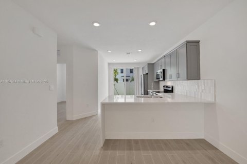 Touwnhouse à louer à Pembroke Pines, Floride: 4 chambres, 179.49 m2 № 1889035 - photo 19