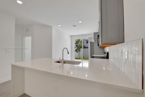 Touwnhouse à louer à Pembroke Pines, Floride: 4 chambres, 179.49 m2 № 1889035 - photo 26