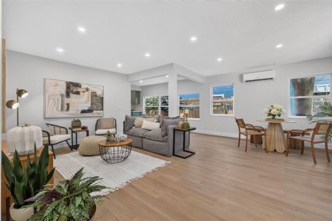 Casa en venta en Saint Petersburg, Florida, 5 dormitorios, 225.94 m2 № 2383422 - foto 5