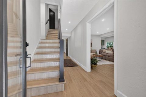 Casa en venta en Saint Petersburg, Florida, 5 dormitorios, 225.94 m2 № 2383422 - foto 4