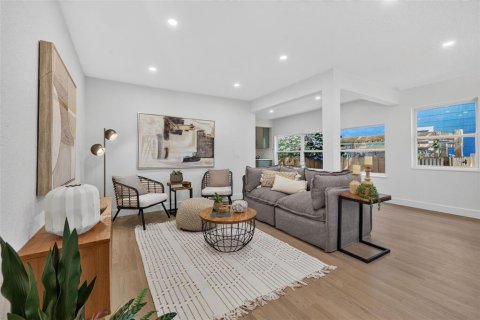 Casa en venta en Saint Petersburg, Florida, 5 dormitorios, 225.94 m2 № 2383422 - foto 6