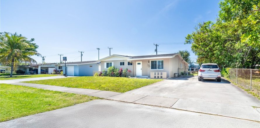 Villa ou maison à Hollywood, Floride 4 chambres, 167.22 m2 № 2183253