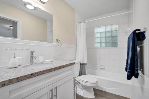 Villa ou maison à louer à Wilton Manors, Floride: 4 chambres, 222.69 m2 № 1982219 - photo 16