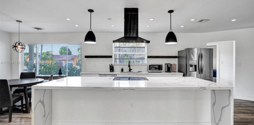 Villa ou maison à Wilton Manors, Floride 4 chambres, 222.69 m2 № 1982219