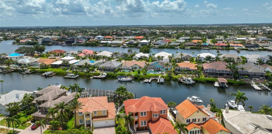 House in Apollo Beach, Florida 4 bedrooms, 310.2 sq.m. № 1759841